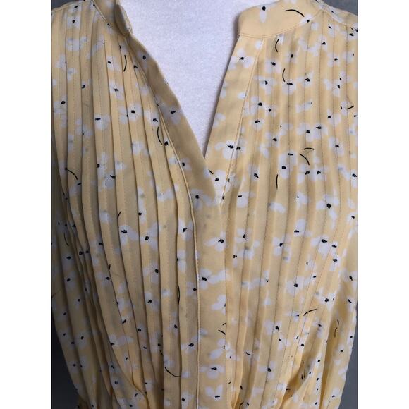 Ann Taylor Petite Women's XLP Floral Pin Tuck Flutter Sleeve Pop-Over Top Yellow - Picture 2 of 7